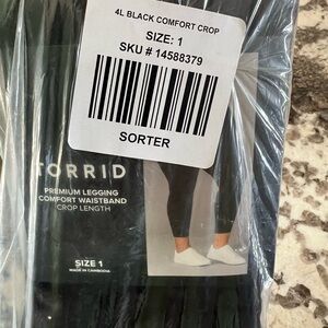 TORRID Womens Size 1 Black Comfort Waist Crop Premium Leggjngs